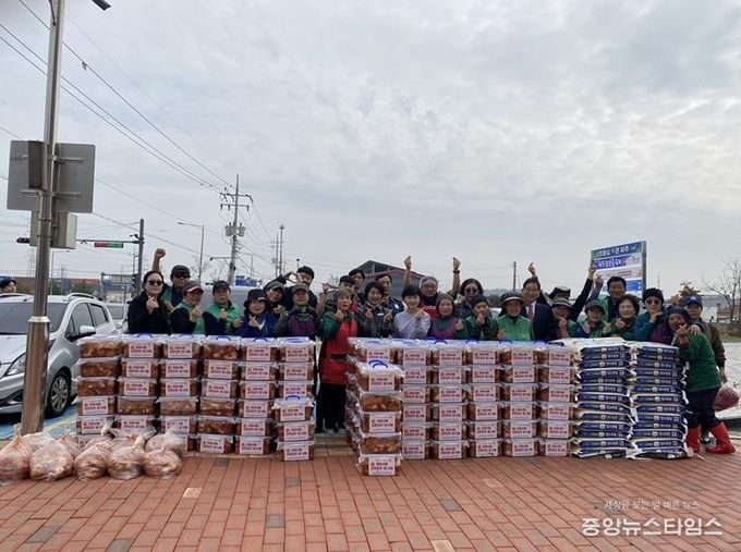 파주시 월롱면 새마을회, 관내 기업과 협력해 ‘이웃사랑 김장김치·쌀 나눔 행사’… 희망과 온기 전해