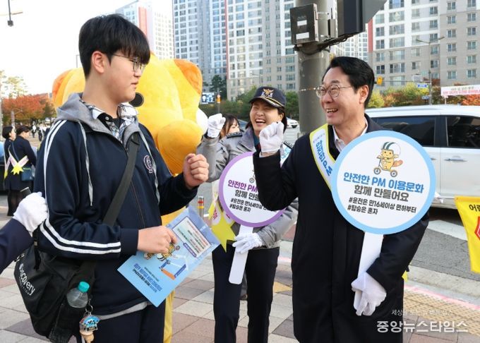 정명근 화성특례시장 및 관계자들이 4일 개인형 이동장치 교통안전 캠페인을 하고 있다.(화성시 제공)