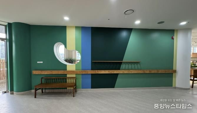 어르신 인지건강 증진을 위한 실내 다감각 정원 '소하담숲' 모습. 사진 오른편 내부 정원에서 왼편 외부 정원으로 나가는 복도의 벽을 자연의 색을 재해석한 색으로 칠했다.(광명시 제공)
