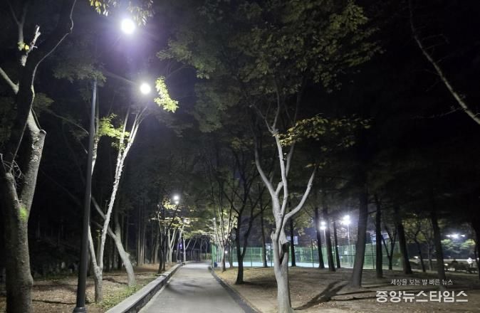 조명등을 교체한 광명시민체육관 일대 전경.(광명시 제공)