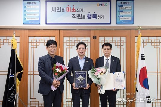 인천시설공단(이사장 김재보, 가운데)은 지난 3일 「제24회 대한민국 안전대상」에서 소방청장상을 수상했다.