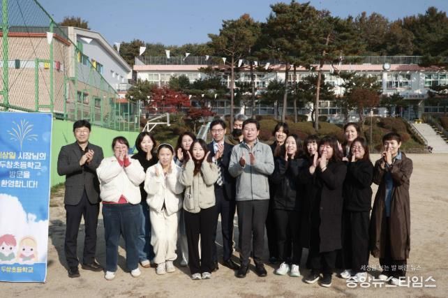 이상일 용인특례시장이 처인구 원삼면 두창초등학교에서 학교환경 개선을 위한 간담회를 열었다.(용인시 제공)