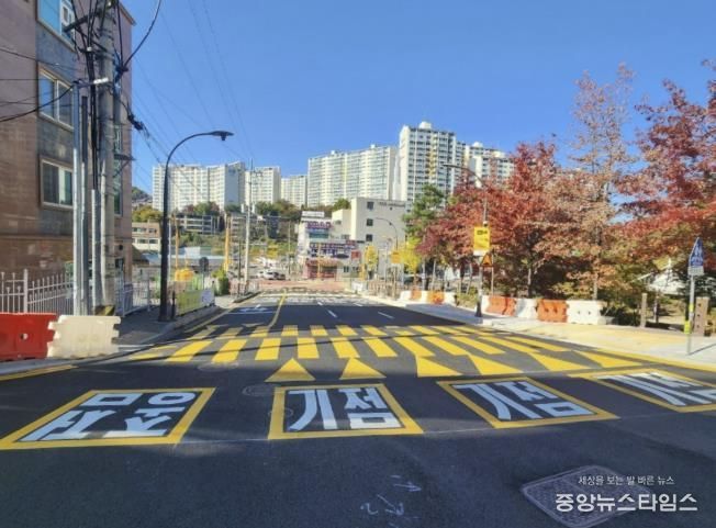 용인특례시 마북동 교동마을 현대홈타운 정문 앞 우회전 전용차로 확장.(용인시 제공)