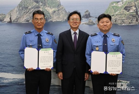 동해지방해양경찰청 조동희 경감, 김호관 경위에게 감사장 수여