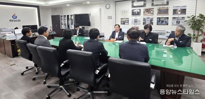 하남시의회 의장단과 상임위원장단은 11월 5일 이현재 하남시장실을 방문해 문화 예산 삭감 발언에 대한 유감의 뜻을 표명하고, 내년 예산 심사를 앞두고 하남발전을 위한 협치 의지를 재확인했다. (사진_하남시의회 제공)