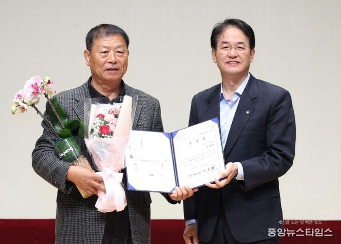 고양시 문화예술진흥 유공자 표창 기념촬영_이동환 고양시장(오른쪽), 고양들소리보존회 안명회님(왼쪽)