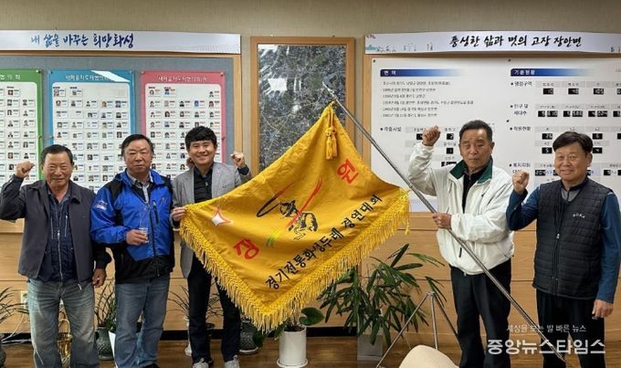 황라두레팀이 6일 장안면에 2025 한마음체육대회 농악 부분 장원상 기념패 및 깃발을 전달했다