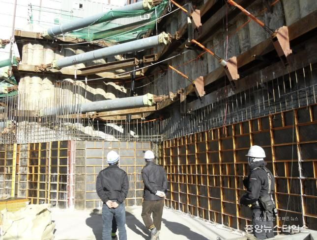 안전관리자문단이 6일 공사 현장을 돌아보며 안전관리 실태를 점검하고 있다.(용인시 제공)