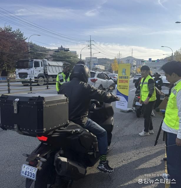 용인특례시 처인구가 불법 이륜자동차 합동 단속을 펼쳤다.(용인시 제공)