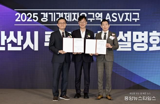 이민근 안산시장(가운데)이 지난 6일 일산 킨텍스에서 대덕전자, (주)MTI 관계자와 투자의향서를 체결하고 기념촬영을 하고 있다.