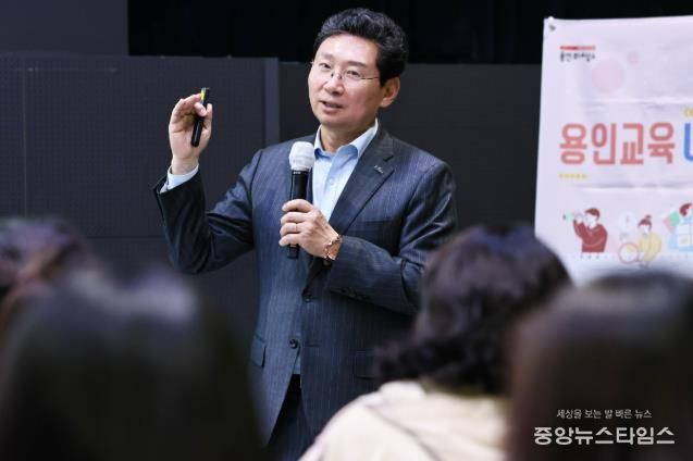 이상일 용인특례시장이 6일 용인미디어센터에서 처인구와 기흥구 지역 중학교 학부모들과 간담회를 갖고 교육환경 현안에 대해 의견을 교환했다.