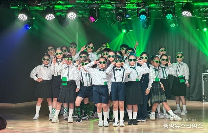 8일 용인상상의숲 공연놀이터에서 드림스타트 아동들이 뮤지컬 ‘2025 드림플라이' 공연을 했다.(용인시 제공)