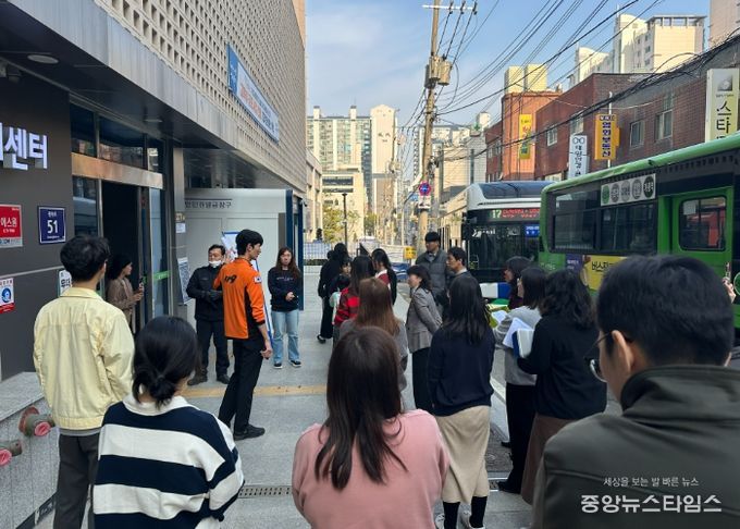 광명시 광명1동 생활문화복합센터는 지난 7일 광북119안전센터와 함께 화재 발생 시 신속한 대응 능력을 강화하기 위한 공공기관 합동 소방대피훈련을 실시했다.