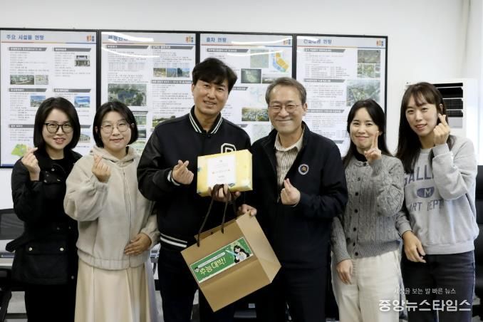 공사 월롱청사에서 조동칠 사장이 수험생 자녀를 둔 임직원에게 수능 응원선물을 전달하고 있다.