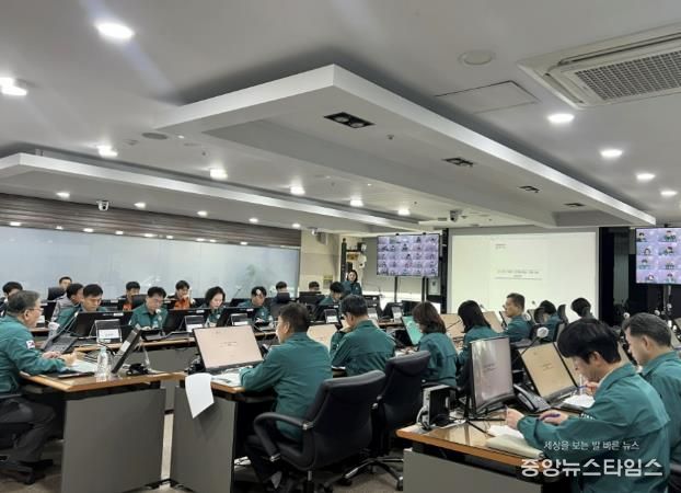 용인특례시는 11일 시청 재난상황실에서 겨울철 재해에 대비한 종합대책 회의를 개최했다.(용인시 제공)