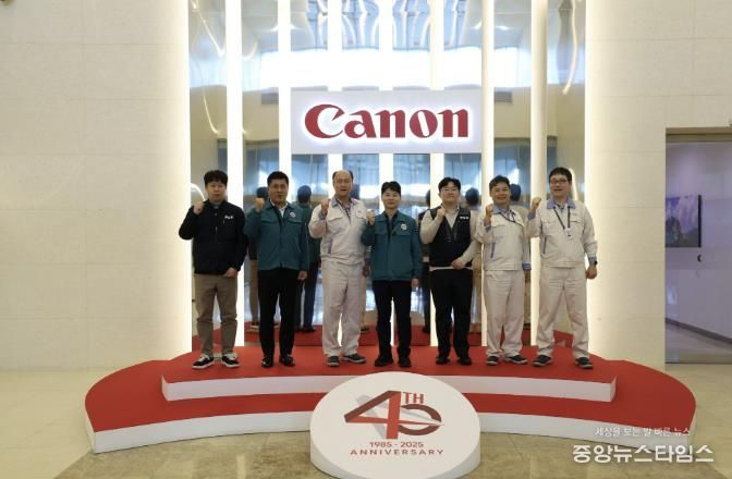허남석 안산시 부시장(가운데)이 11일 캐논코리아(주)를 방문해 안전점검 컨설팅을 마치고 기념촬영을 하고 있다.(안산시 제공)