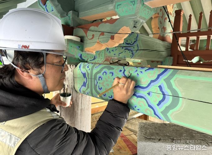 청평사 회전문 전통 단청에 동록 안료를 적용하는 모습(연화머리초 시문)