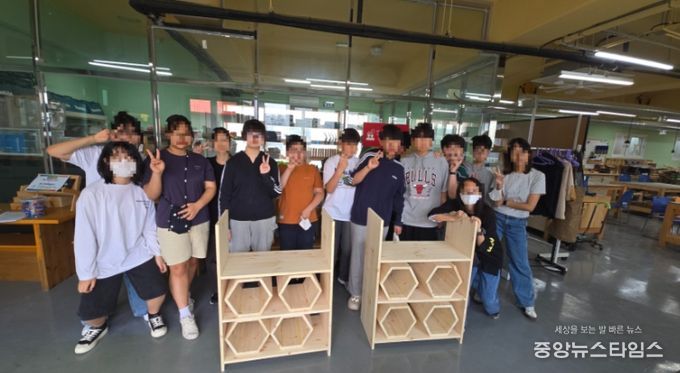 소사청소년센터에서 진행된 도시숲 곤충을 위한 원목 곤충호텔 제작 활동