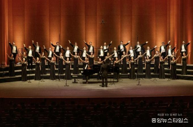 제10회 정기연주회 '우리의 노래, 마음의 뜰에 피어나' 공연 모습.(용인시 제공)