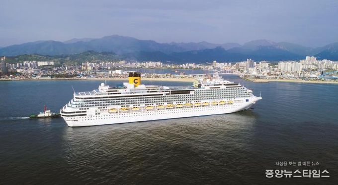 속초항 입항하는 코스타세레나호