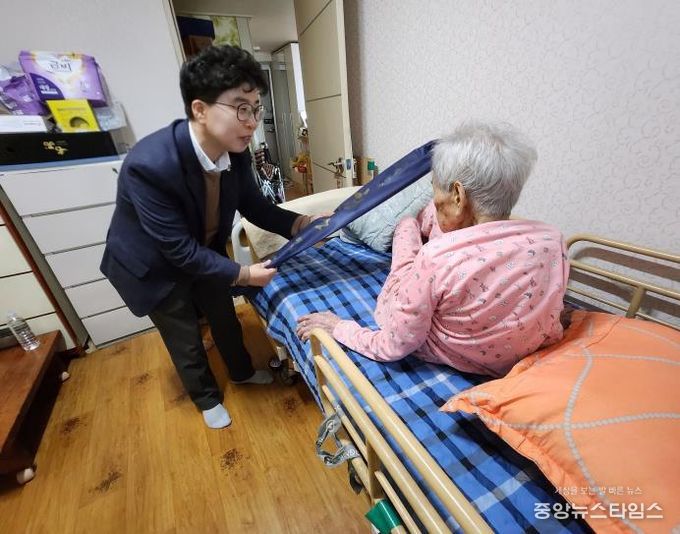 오산시 대원2동, 100세 어르신께 '청려장' 전달