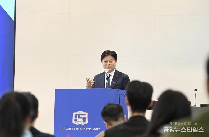 조용익 부천시장이 12일 가톨릭대학교 행정학술제에서 ‘청년이 미래를 잇다’를 주제로 특별강연을 진행하고 있다.