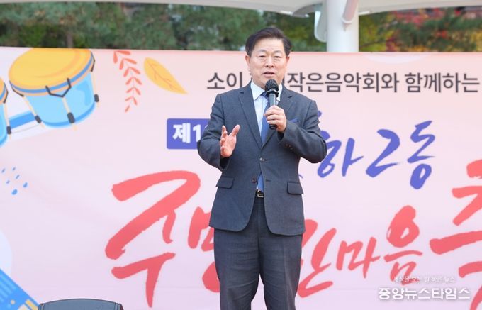 박승원 광명시장이 지난 15일 영당말근린공원에서 개최한 '2025 소하2동 주민한마음 축제'에 참석해 인사말을 하고 있다.(광명시 제공)