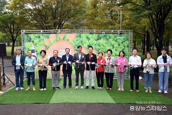 이민근 안산시장(사진 왼쪽에서 여섯번 째)이 10월 11일 안산호수공원에서 열린 공원 어싱데이에서 참석자들과 함께 기념촬영을 하고 있다.