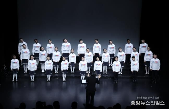 안산시 세계소년소녀합창단이 15일 소극장 보노마루에서 열린 ‘제15회 정기연주회’ 무대에서 합창을 하고 있다.