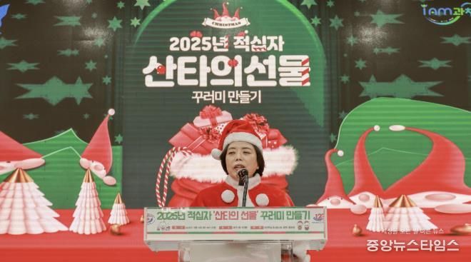 타의 선물 꾸러미 전달식에서 신계용 과천시장이 인사말을 하고 있다