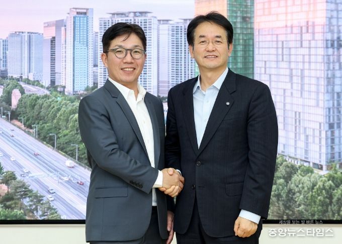 (오른쪽)이동환 고양특례시장과 김유원 네이버클라우드 대표이사