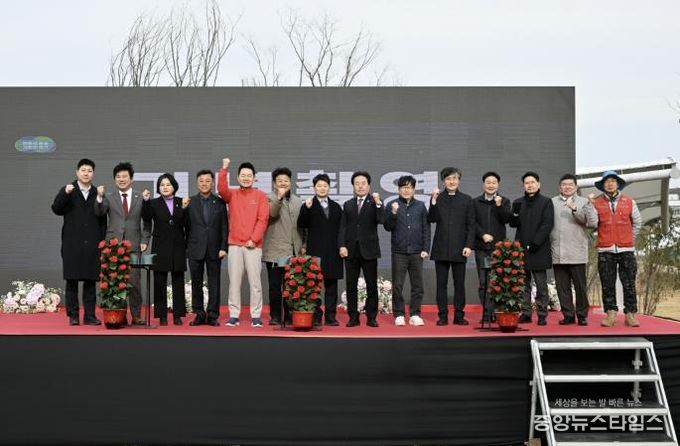 허남석 안산시 부시장(왼쪽 일곱번째)이 17일 ‘경기지방정원 새로숲 조성’ 착공식에서 참석자들과 함께 기념촬영을 하고 있다.