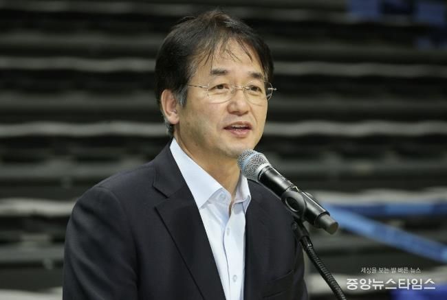 ‘2025년도 어르신 송년 음악회’에 참석해 인사말 중인 이동환 고양특례시장