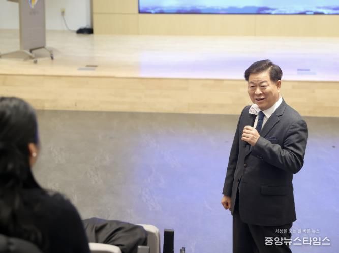 박승원 광명시장이 지난 20일 업사이클아트센터에서 신규 임용 공직자를 대상으로 실시한 ‘지속가능발전교육(ESD)’에 참석해 인사말을 하고 있다.(광명시 제공)