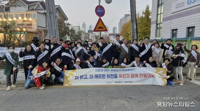 화성시 동부출장소 인곡천일대 환경정화 캠패인 단체사진