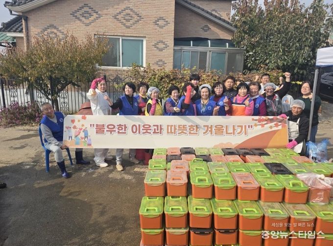 자유총연맹 안중분회, 손맛 담긴 1천 포기 김장으로 따뜻한 겨울 나눔 실천