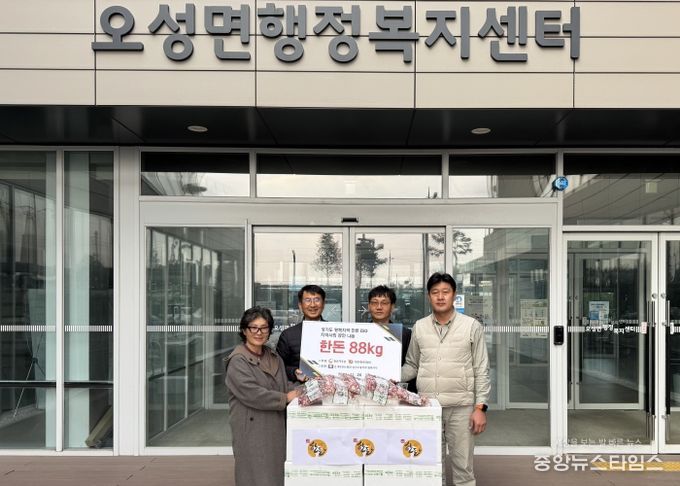 왼쪽부터 해림농장 최인희 사장, 강성식 오성면장 / 대한한돈협회 평택지부 조양연 부지부장, 박성철 이사