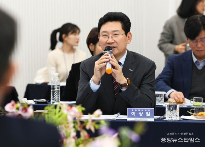 이상일 용인특례시장이 21일 열린 '대한민국특례시시장협의회 2025 하반기 정기회의'에서 인사말을 하고 있다.