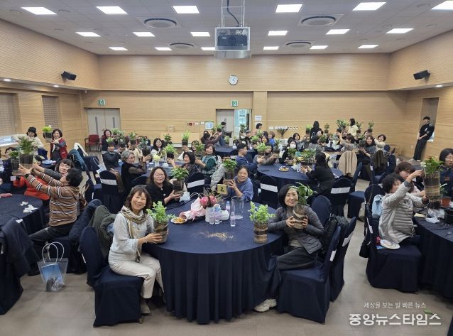 도시농업 참여자들과 유관기관 관계자 등이 ‘2025년 도시농업 종합평가회’에서 함께하고 있다.