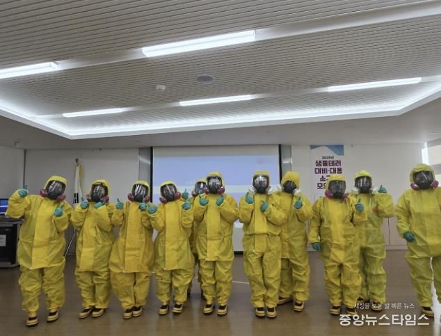 감염병 대응 실무자 등이 21일 단원보건소에서 진행된 ‘2025년 생물테러 대응 소규모 모의훈련’에서 개인 보호구를 착용하고 있다.