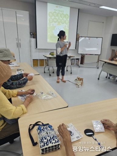 인지강화교실 ‘동물매개치료’ 수업