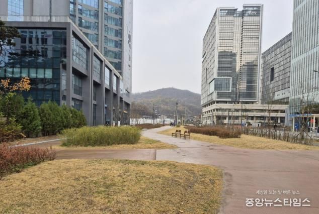 과천시, 지식정보타운에 광역상수도 매설 유휴부지 활용한 산책로·생활쉼터 조성 완료