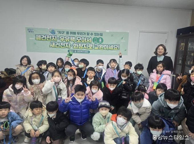 동탄1동 재활용교환캠페인 단체사진.(화성시 제공)