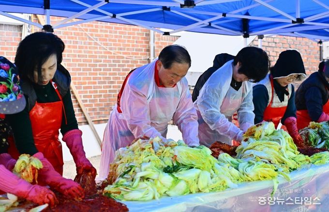 연말 맞아 속초시 곳곳에서 사랑의 김장나누기 이어져