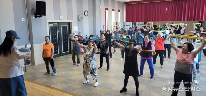 오이도문화복지센터, 시니어 근력보강 프로그램 성료…“튼튼한 나, 활기찬 시니어” 큰 호응