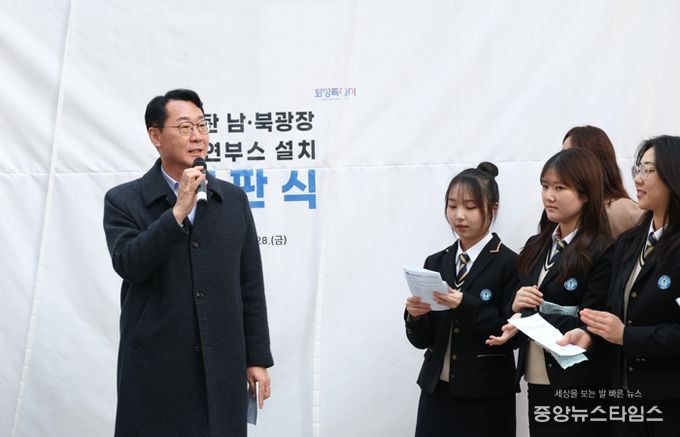 정명근 화성특례시장이 학생들과 흡연부스 설치에 따라 정화된 거리 환경에 대해 이야기 하고 있다.(화성시 제공)