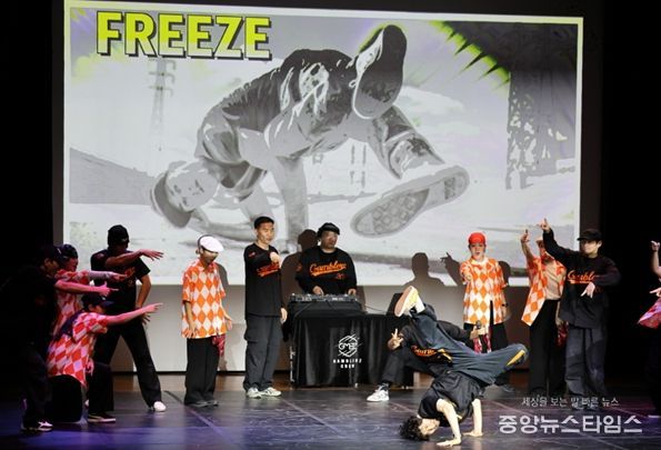 해설이 있는 스트리트댄스 <카르페디엠> 공연