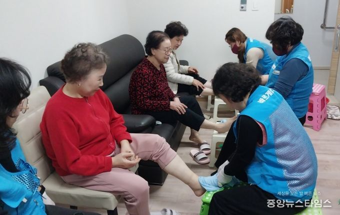 바르게살기운동 동삭동위원회, 경로당 방문해 손발 케어와 이미용 및 인지활동 봉사 펼쳐
