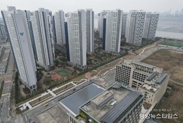 서울대 시흥캠퍼스(우측)와 아파트 사이 부지에 조성된 배곧 도시숲 전경