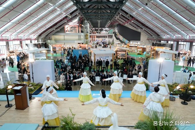 기념식 지역 예술인 공연